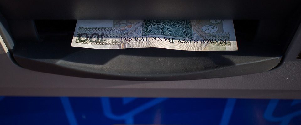 Češi využívají vkladové bankomaty, měsíčně do nich vkládají miliardy